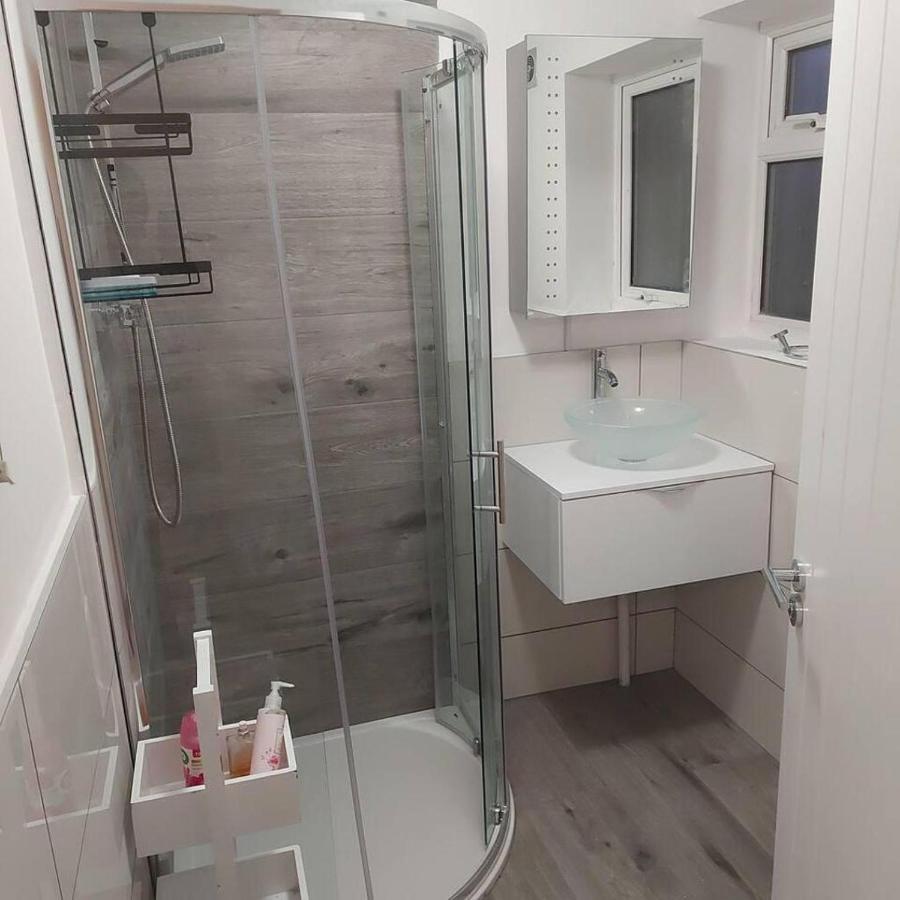 Lovely & Beautiful 2 Bed-Apartment In Borehamwood Exterior foto
